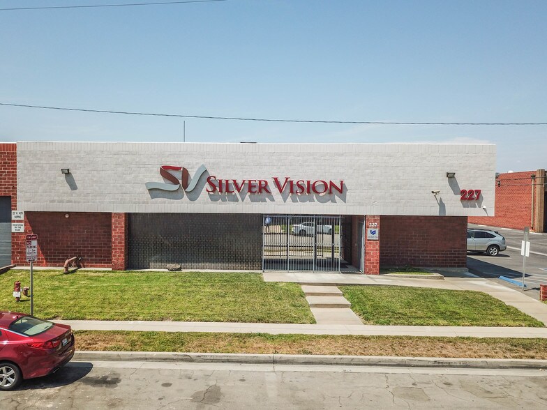 227 W 140th St, Los Angeles, CA à louer - Photo de l’immeuble – Image 1 sur 15