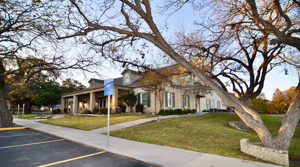 301 N C M Allen Pkwy, San Marcos, TX à louer - Photo de l’immeuble – Image 2 sur 7