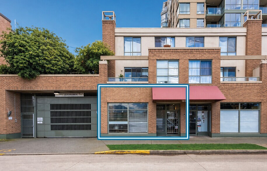 1672 6th Av W, Vancouver, BC à vendre - Photo de l’immeuble – Image 3 sur 8