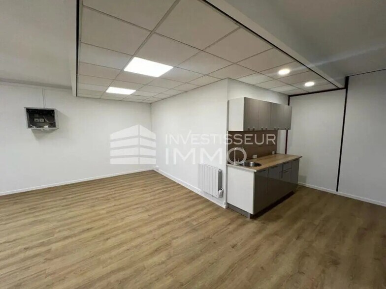 Bureau dans Torcy à louer - Photo de l’immeuble – Image 2 sur 11