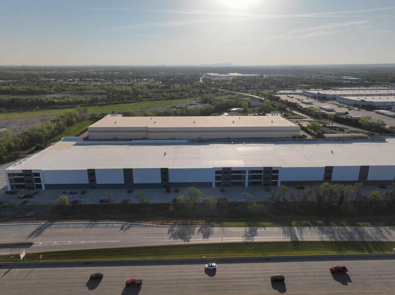 910 W Shady Grove, Grand Prairie, TX à louer - Photo de l’immeuble – Image 2 sur 21