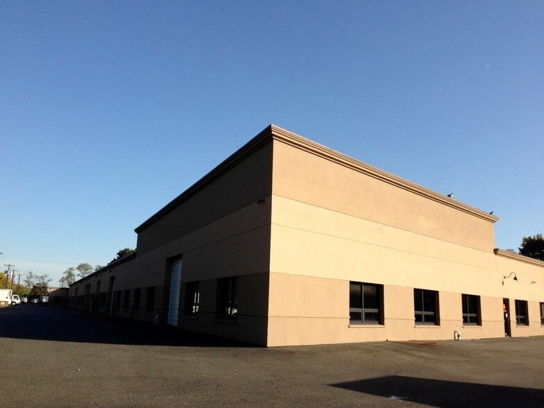 41-75 Heisser Ct, Farmingdale, NY à louer - Photo de l’immeuble – Image 1 sur 1