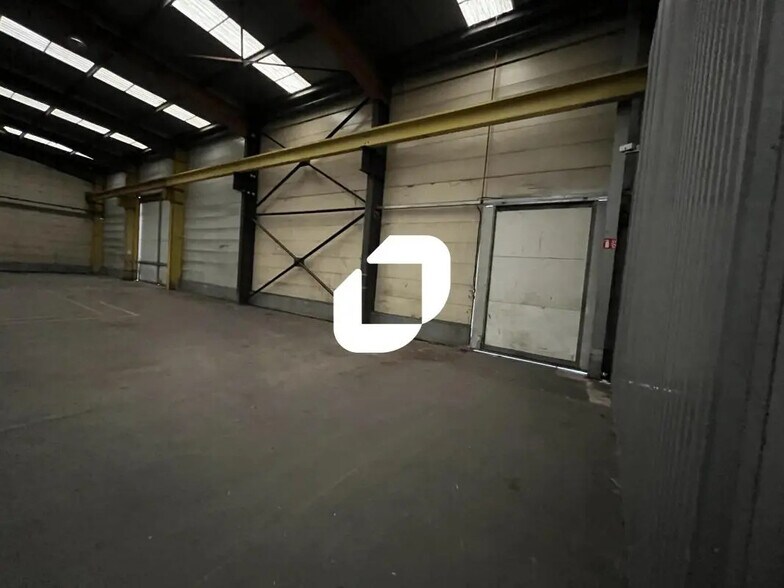 Local d’activités dans Lens à louer - Photo de l’immeuble – Image 3 sur 11