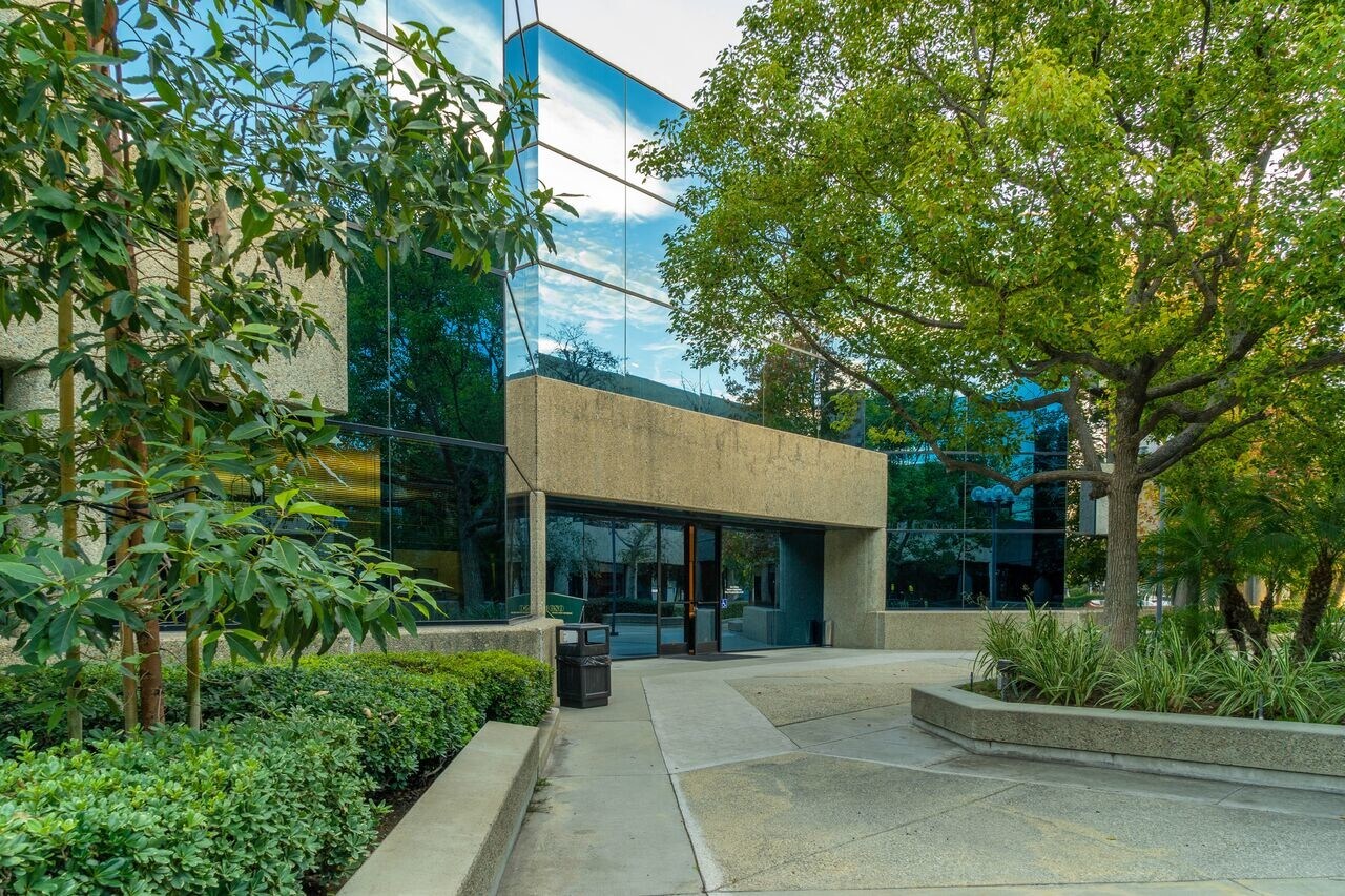 2000 E McFadden Ave, Santa Ana, CA à louer Photo de l’immeuble– Image 1 sur 8