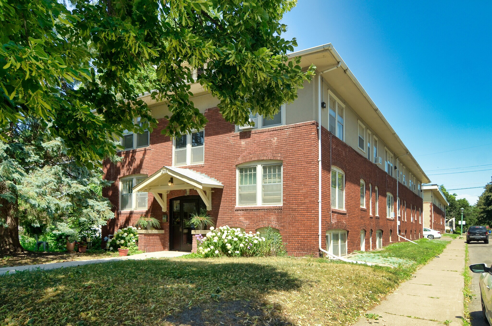 1702 Laurel Ave, Saint Paul, MN à vendre Photo principale– Image 1 sur 28