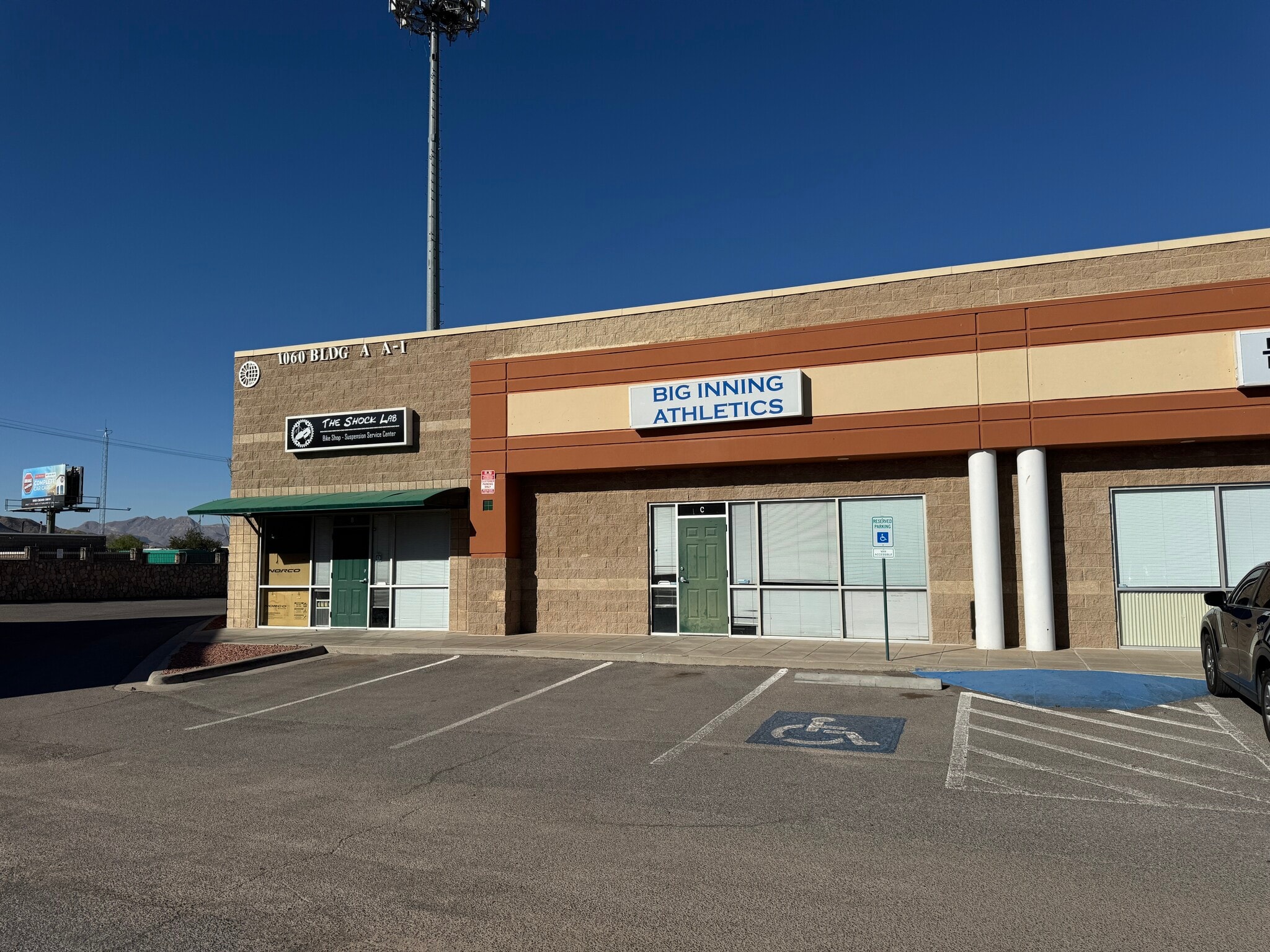1060 Doniphan Park Cir, El Paso, TX à louer Photo de l’immeuble– Image 1 sur 1