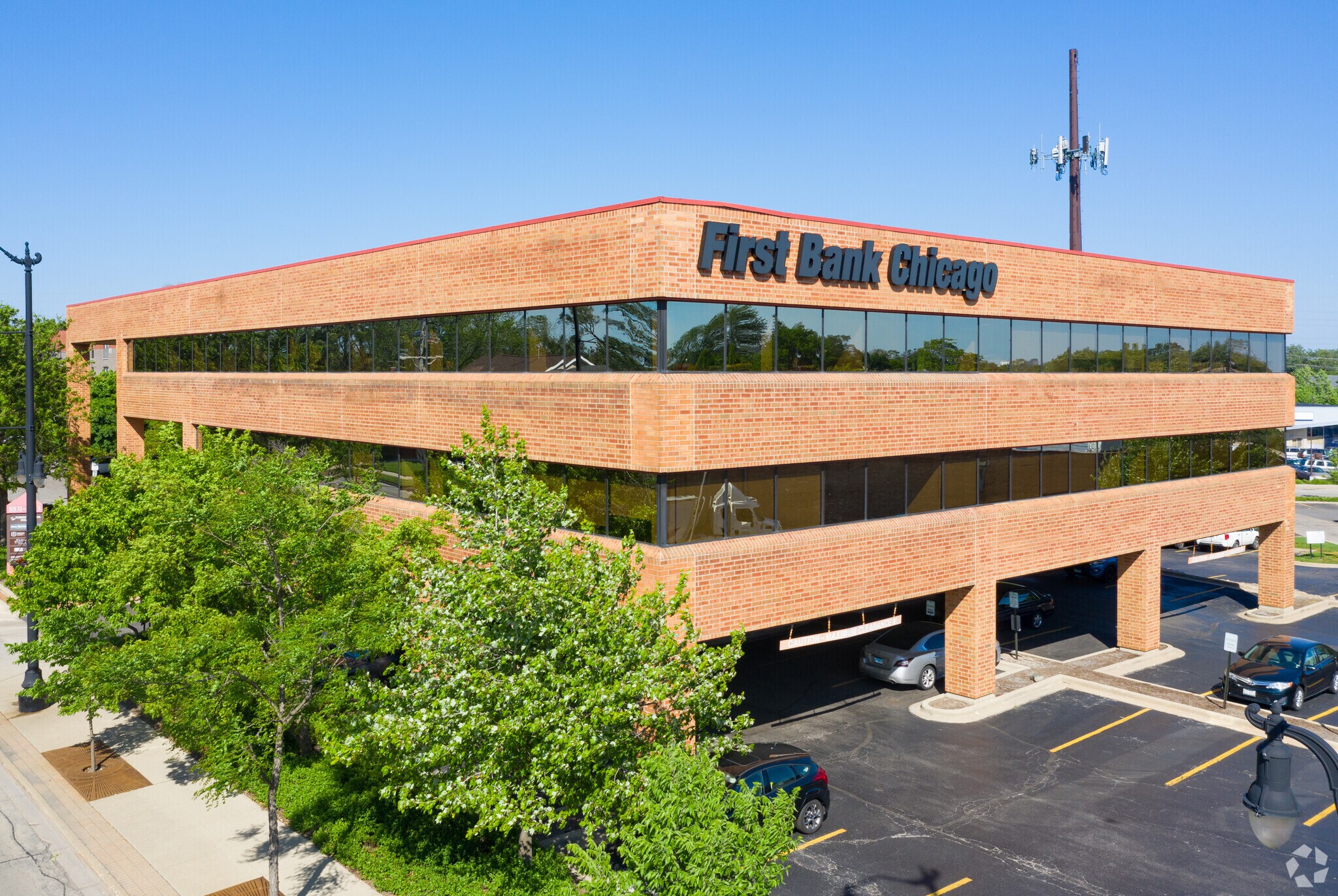 8831-8833 Gross Point Rd, Skokie, IL à louer Photo principale– Image 1 sur 20