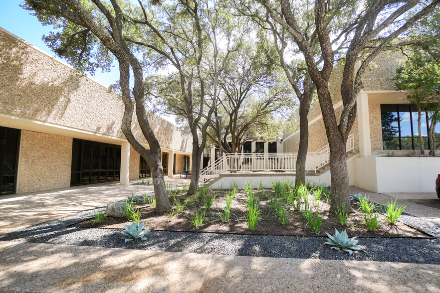 2535 Brockton Dr, Austin, TX à louer - Photo de l’immeuble – Image 3 sur 8