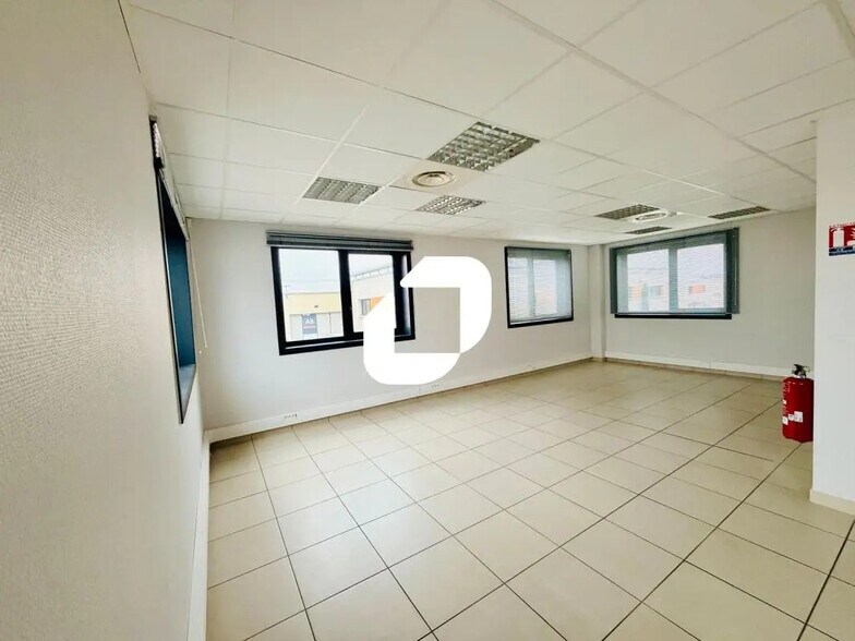 Bureau dans Meyzieu à louer - Photo de l’immeuble – Image 3 sur 8