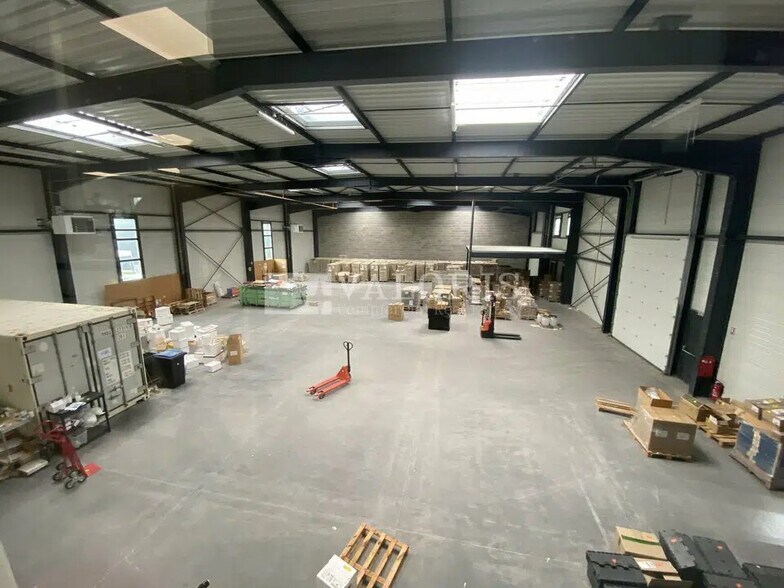 Local d’activités dans Saint-Priest à louer - Photo de l’immeuble – Image 3 sur 14