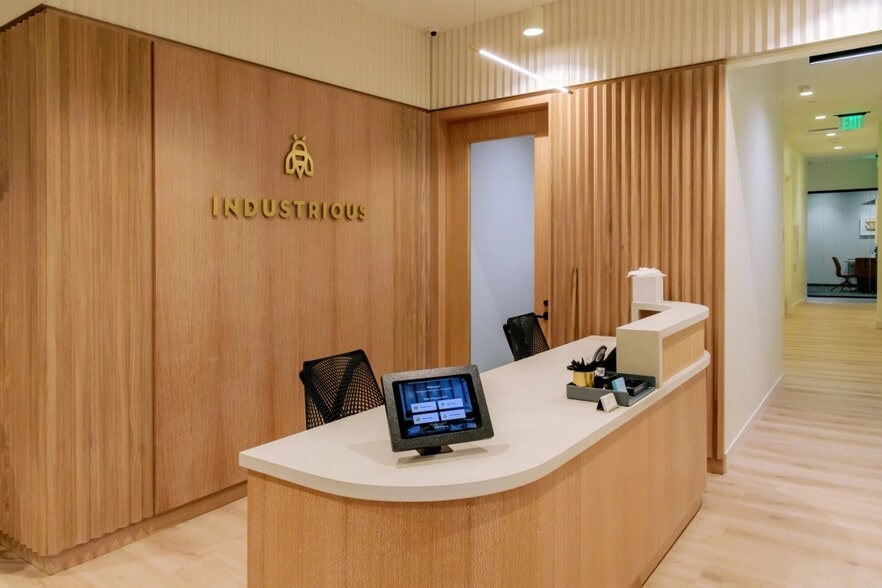 1010 S Federal Hwy, Hallandale Beach, FL à louer - Photo de l’immeuble – Image 1 sur 11