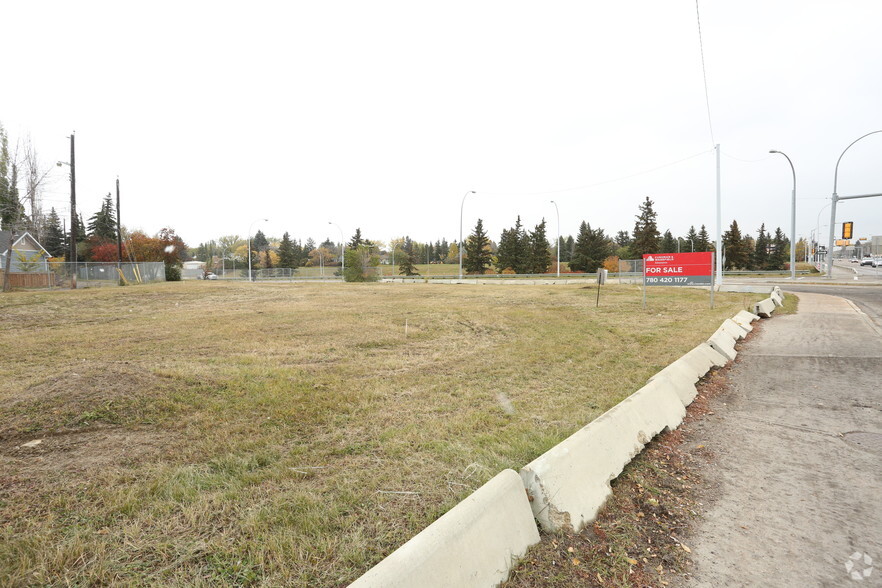 10704 Groat Rd NW, Edmonton, AB à vendre - Photo principale – Image 2 sur 3