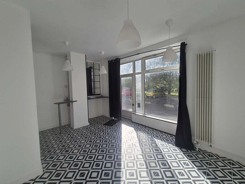 Local commercial dans Châtillon à louer - Photo de l’immeuble – Image 2 sur 6