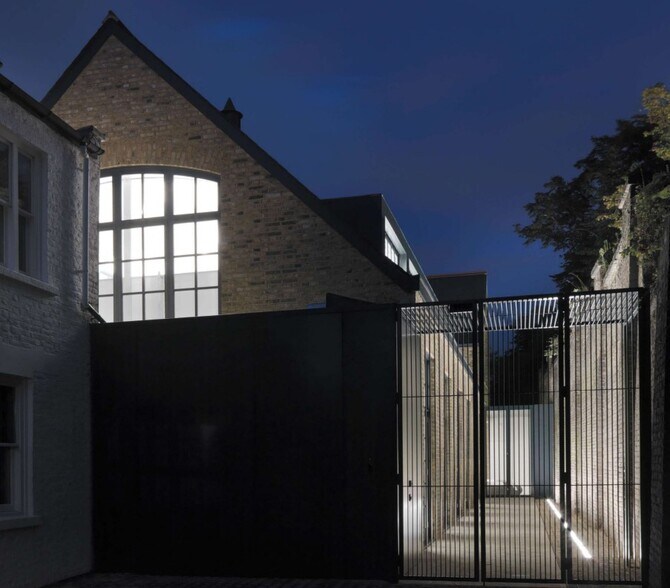 4A Adrian Mews, Londres à vendre - Photo de l’immeuble – Image 1 sur 6