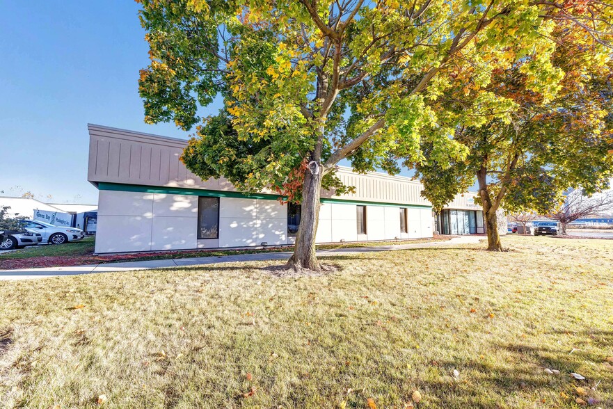 2330 Pamperin Rd, Howard, WI à vendre - Photo de l’immeuble – Image 3 sur 15