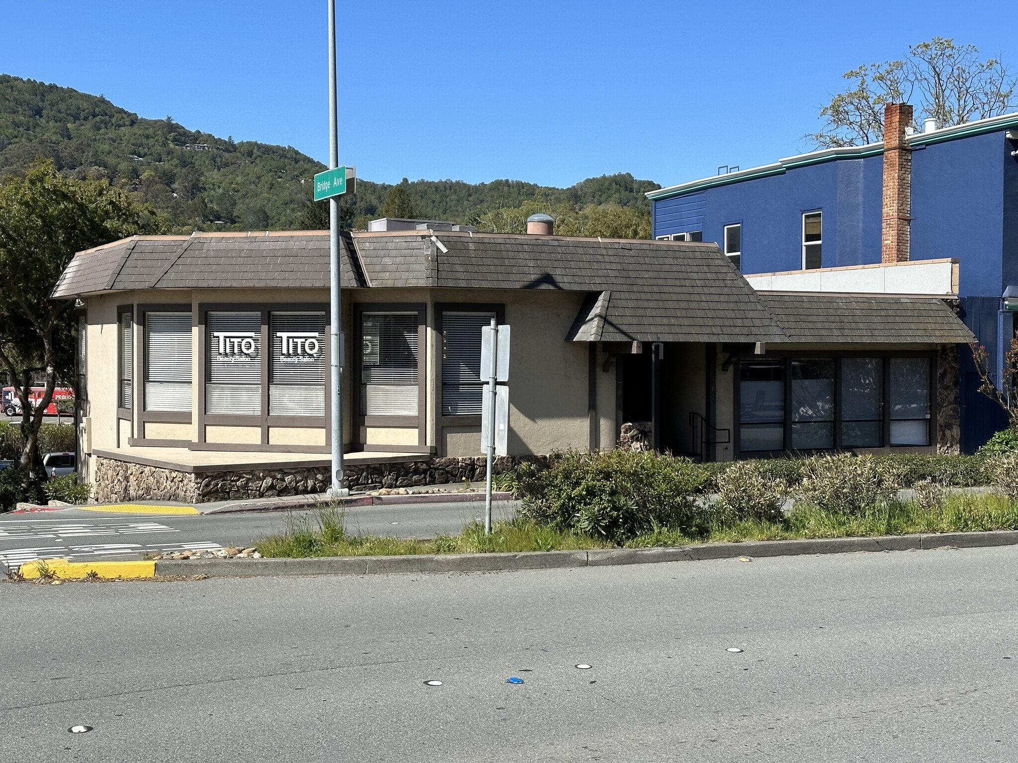 703 Sir Francis Drake Blvd, San Anselmo, CA à louer Photo de l’immeuble– Image 1 sur 6