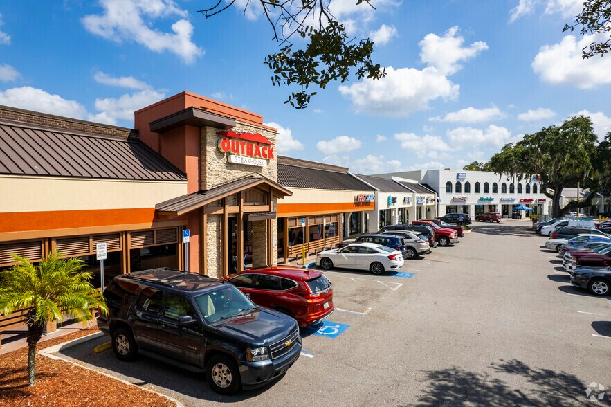 2020 W Brandon Blvd, Brandon, FL à louer - Photo principale – Image 1 sur 1