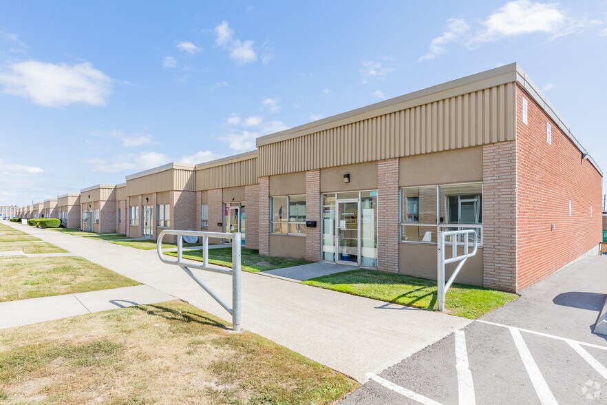 2446 Cawthra Rd, Mississauga, ON à louer - Photo de l’immeuble – Image 3 sur 8