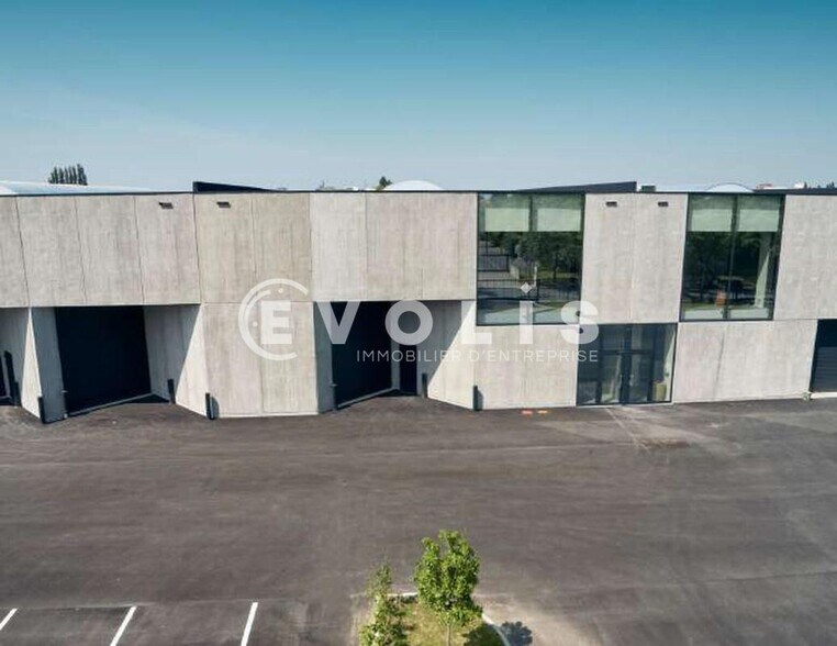 Local d’activités dans Neuville En Ferrain à louer - Photo de l’immeuble – Image 2 sur 15