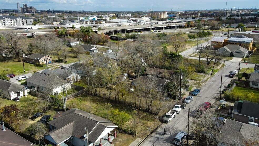 2401-2407 Sampson St, Houston, TX à vendre - Photo de l’immeuble – Image 3 sur 11
