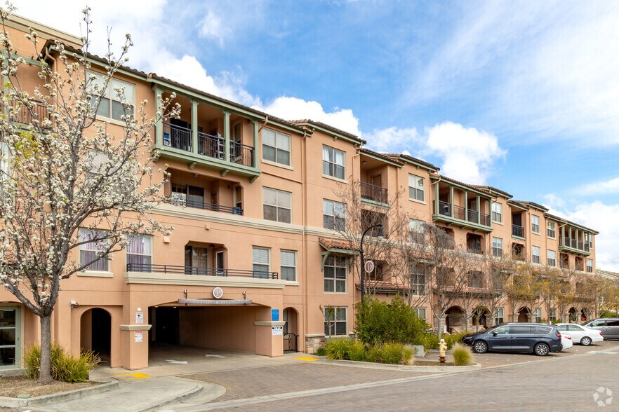 20560 Town Center Ln, Cupertino, CA à louer - Photo de l’immeuble – Image 3 sur 9