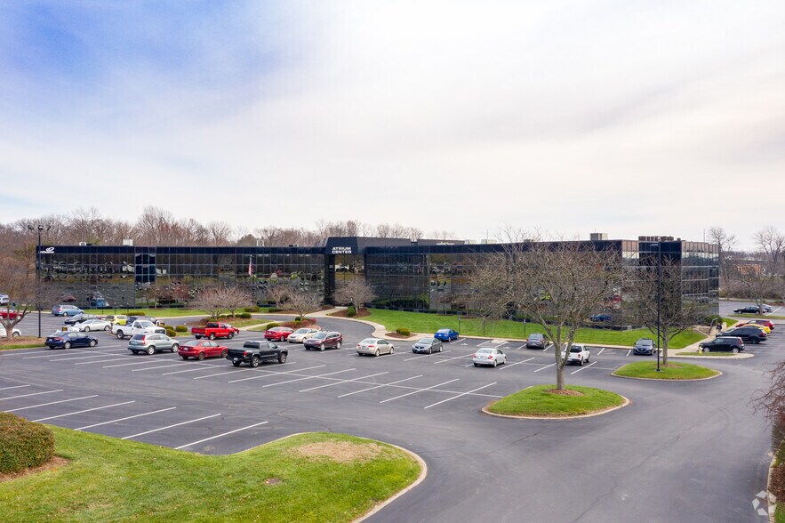 10400 Linn Station Rd, Louisville, KY à louer - Photo de l’immeuble – Image 1 sur 20