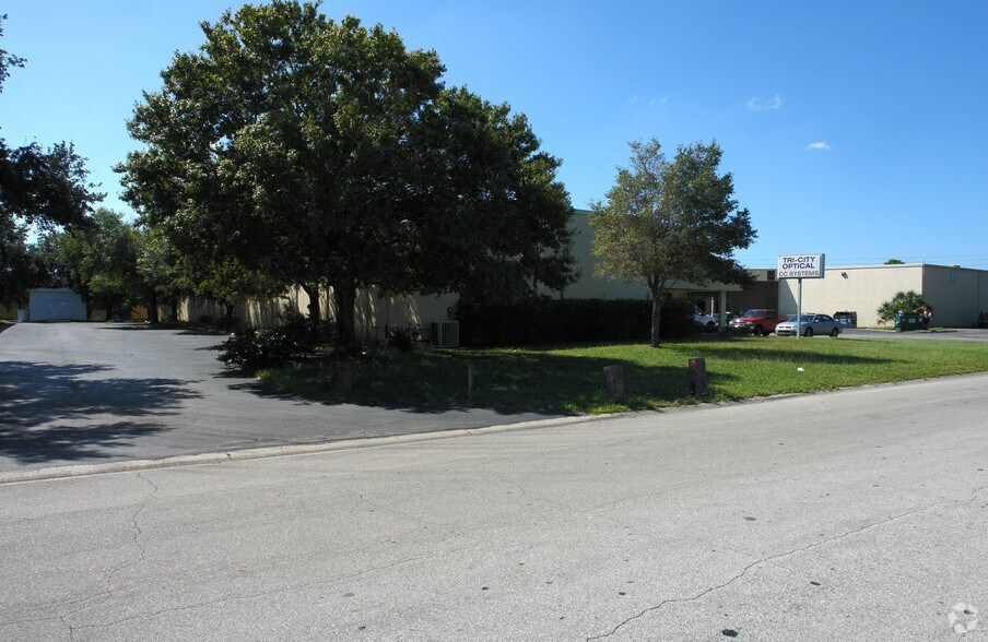 5600 N 115th Ave, Clearwater, FL à louer - Photo de l’immeuble – Image 2 sur 2