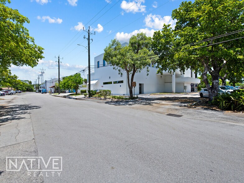 1471 NE 26th St, Wilton Manors, FL à louer - Photo de l’immeuble – Image 3 sur 24