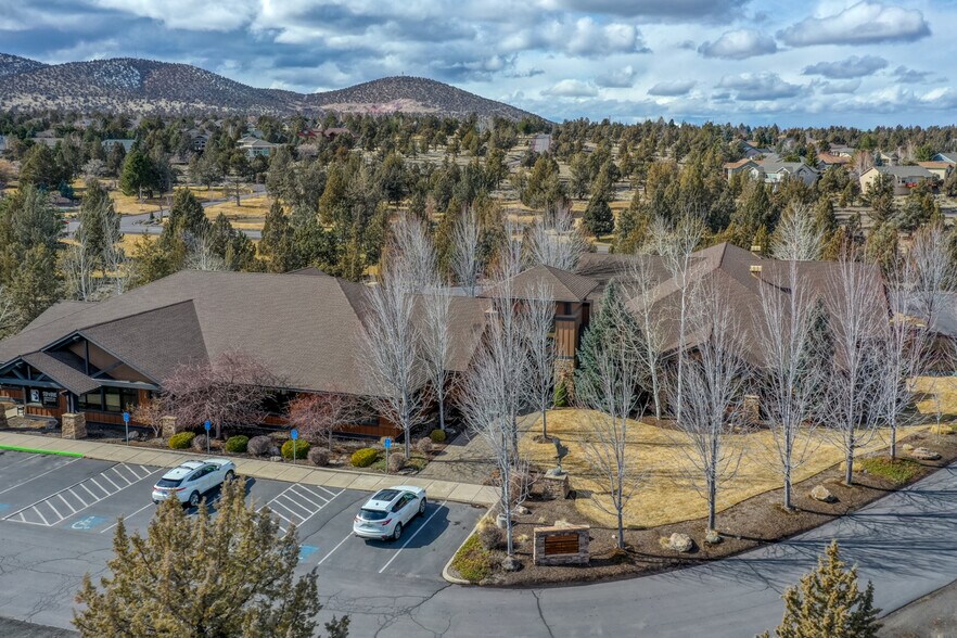 7555 Falcon Crest Dr, Redmond, OR à louer - Photo de l’immeuble – Image 3 sur 17