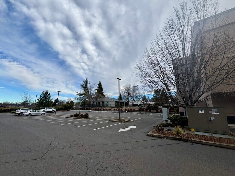 1575 E McAndrews Rd, Medford, OR à louer - Photo de l’immeuble – Image 3 sur 37