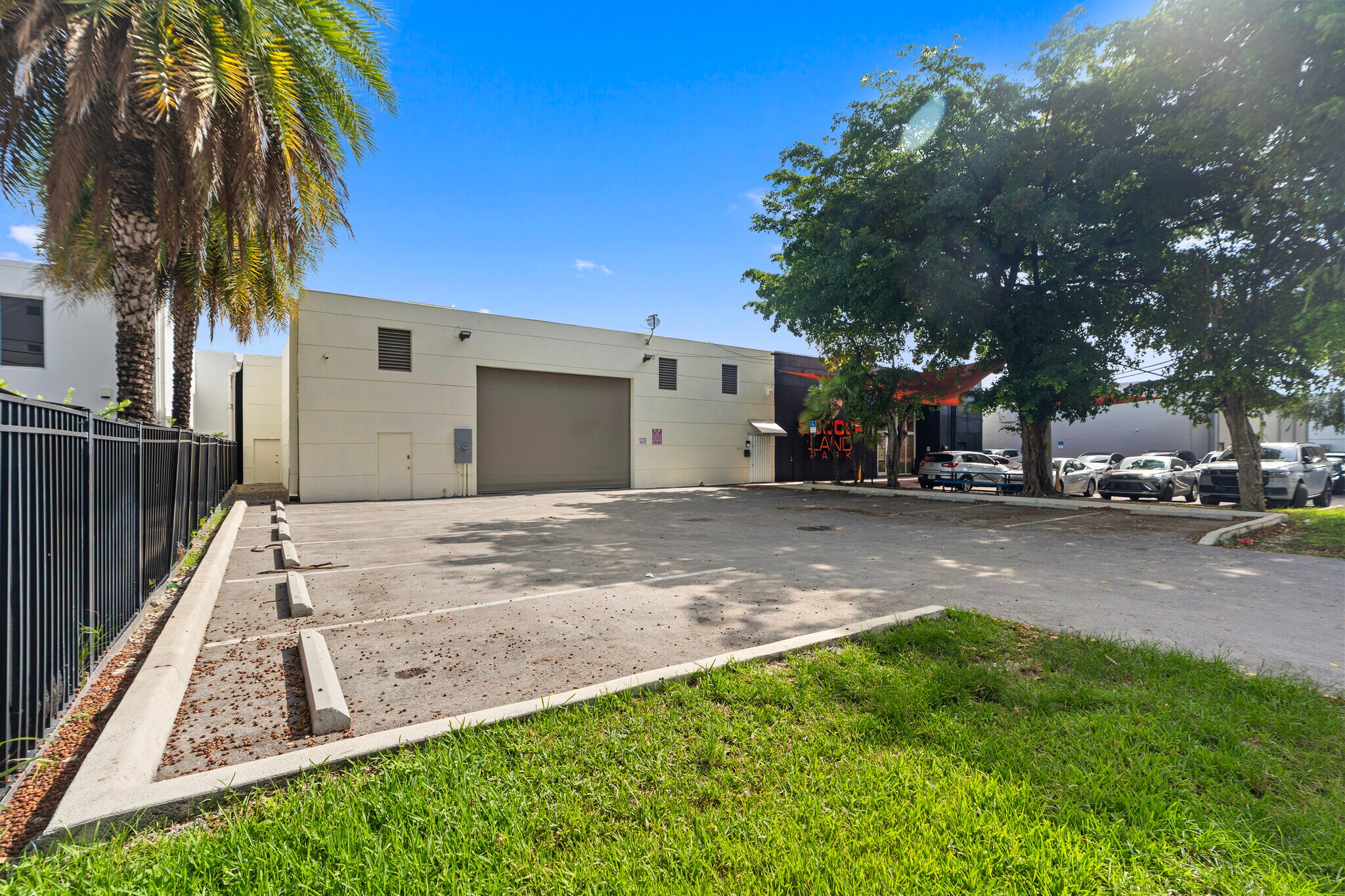 8111-8113 NW 54th St, Miami, FL à louer Photo de l’immeuble– Image 1 sur 37