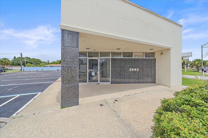 3942 N Tamiami Trl, Sarasota, FL à louer - Photo de l’immeuble – Image 3 sur 4