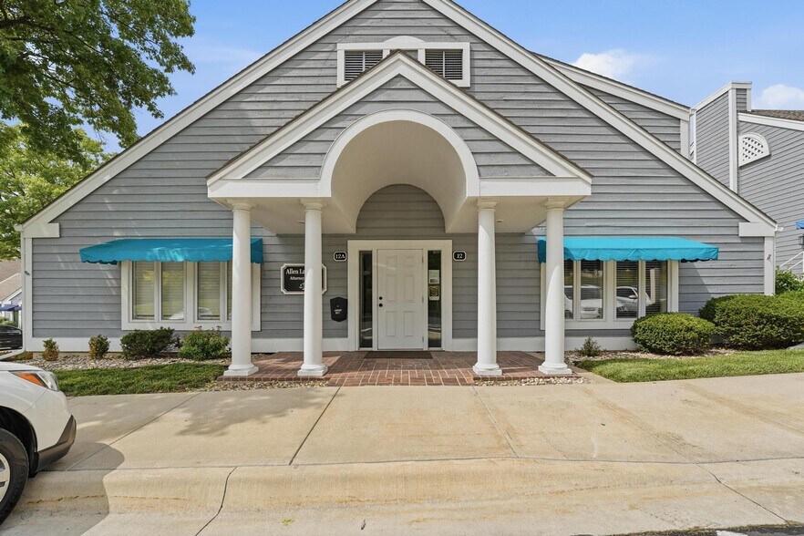 12-16 Westwoods Dr, Liberty, MO à vendre - Photo de l’immeuble – Image 1 sur 25