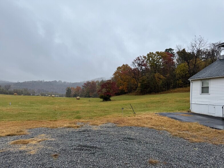 5791 W River Rd, Salem, VA à vendre - Photo de l’immeuble – Image 3 sur 5