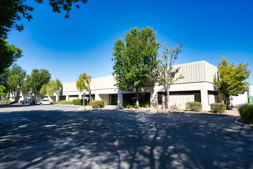 2170-2190 Paragon Dr, San Jose, CA à louer - Photo de l’immeuble – Image 1 sur 1