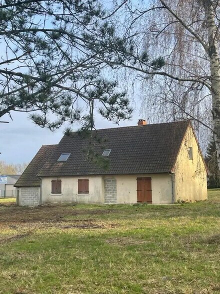 Bureau dans Connerré à vendre - Photo de l’immeuble – Image 2 sur 4