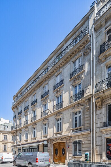 54 Rue De Ponthieu, Paris à louer - Photo de l’immeuble – Image 3 sur 18