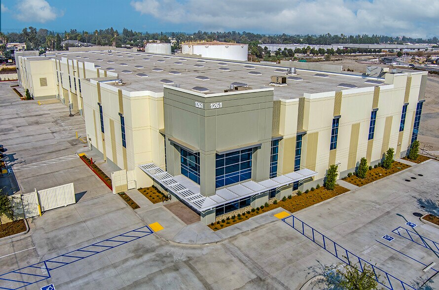 1261 E Airport Dr, Ontario, CA à louer - Photo de l’immeuble – Image 3 sur 4