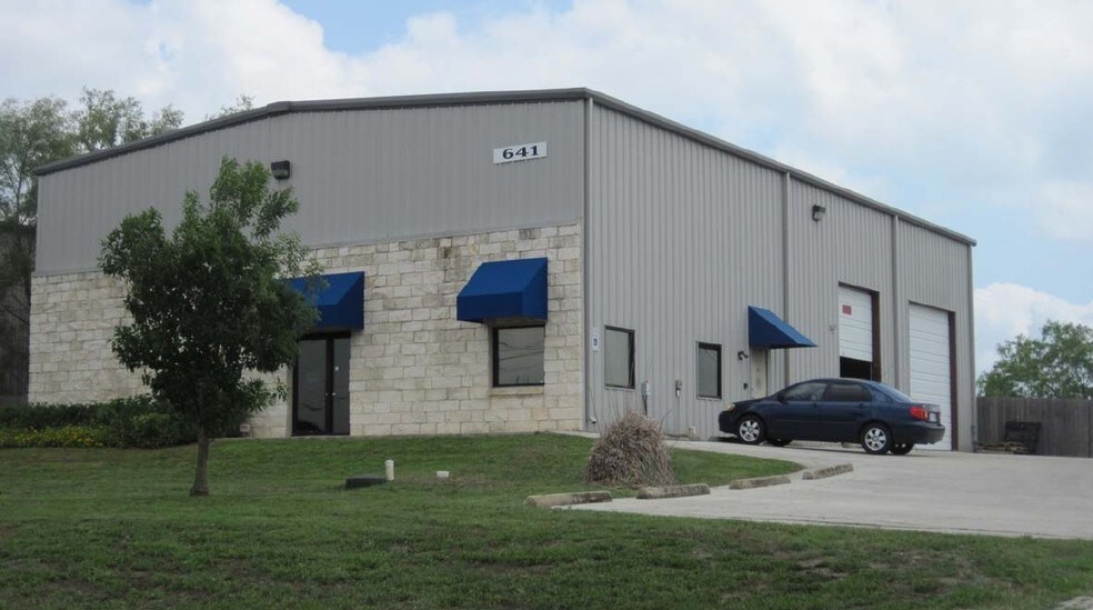 641 Commercial Dr, Buda, TX à louer - Photo principale – Image 1 sur 9