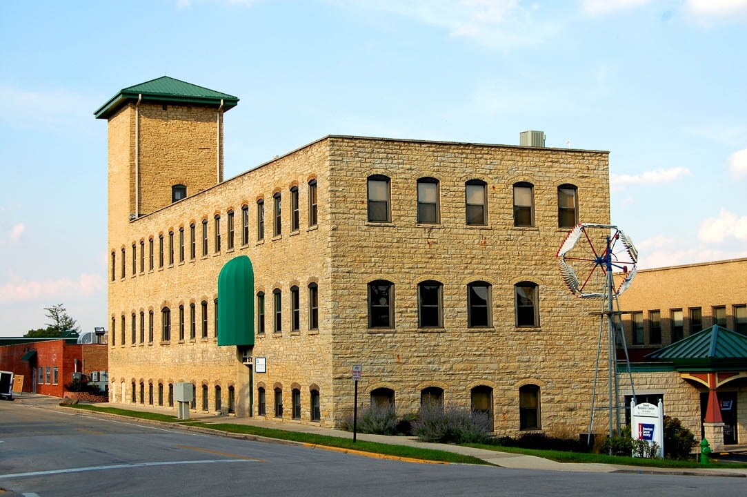 28 S Water St, Batavia, IL à louer Photo principale– Image 1 sur 16