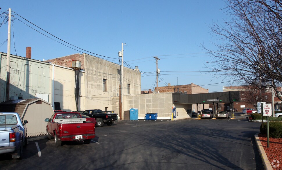 102 S Harrison St, Shelbyville, IN à louer - Photo de l’immeuble – Image 2 sur 2