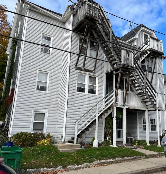 34 Marshall St, Putnam, CT à vendre - Photo de l’immeuble – Image 1 sur 14