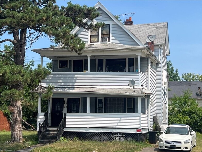 13815 Shaw Ave, East Cleveland, OH à vendre - Photo principale – Image 1 sur 5