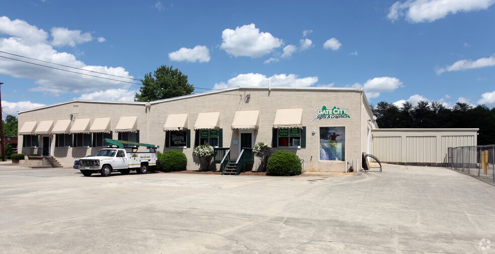 3702 Old Battleground Rd, Greensboro, NC à louer - Photo de l’immeuble – Image 3 sur 5