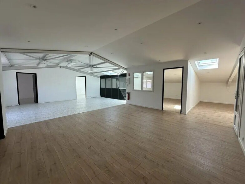 Bureau dans Lunel à louer - Photo de l’immeuble – Image 1 sur 12