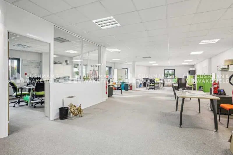 2 Avenue Des 3 Peuples, Montigny-le-Bretonneux à louer Photo de l’immeuble– Image 1 sur 6