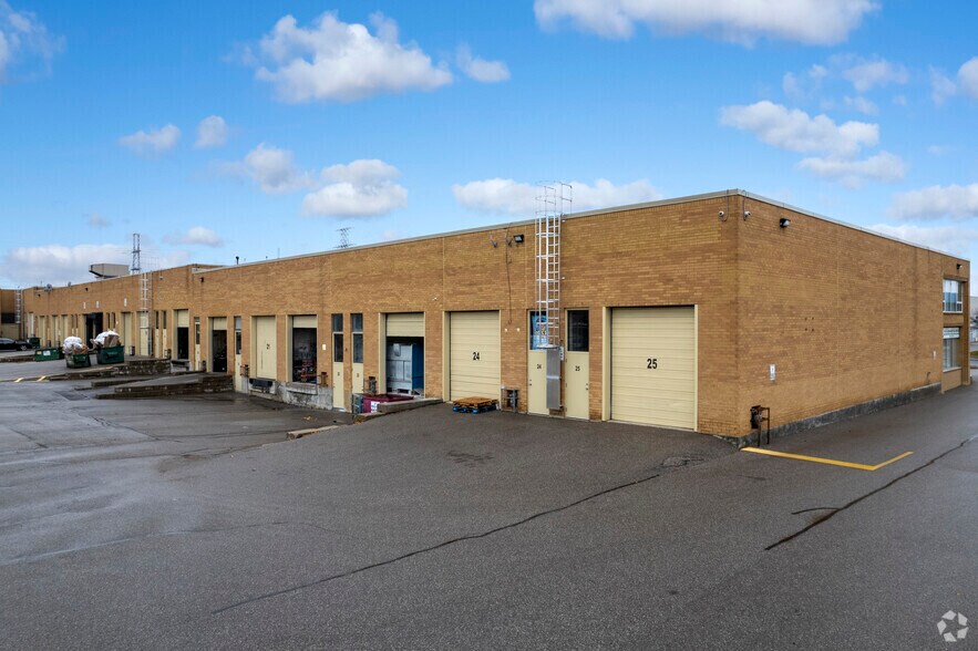 111 Regina Rd, Vaughan, ON à louer - Photo de l’immeuble – Image 3 sur 4