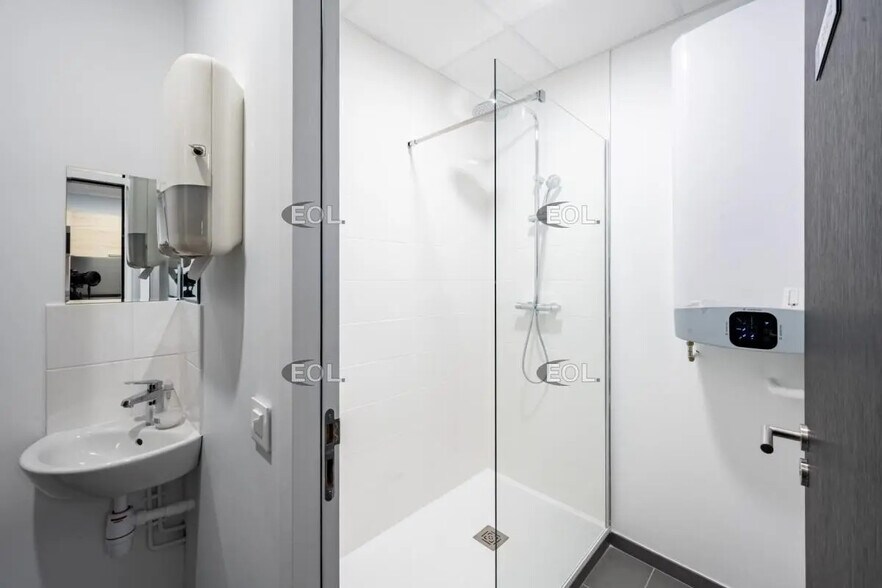 Local d'activités dans Plaisir à vendre - Photo intérieure – Image 3 sur 8