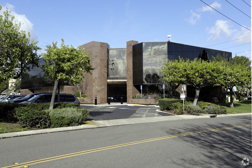 17991 Mitchell S, Irvine, CA à louer - Photo principale – Image 1 sur 16