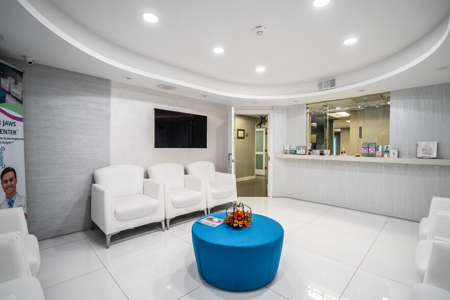 7600 SW 57th Ave, Miami, FL à louer - Photo de l’immeuble – Image 2 sur 21